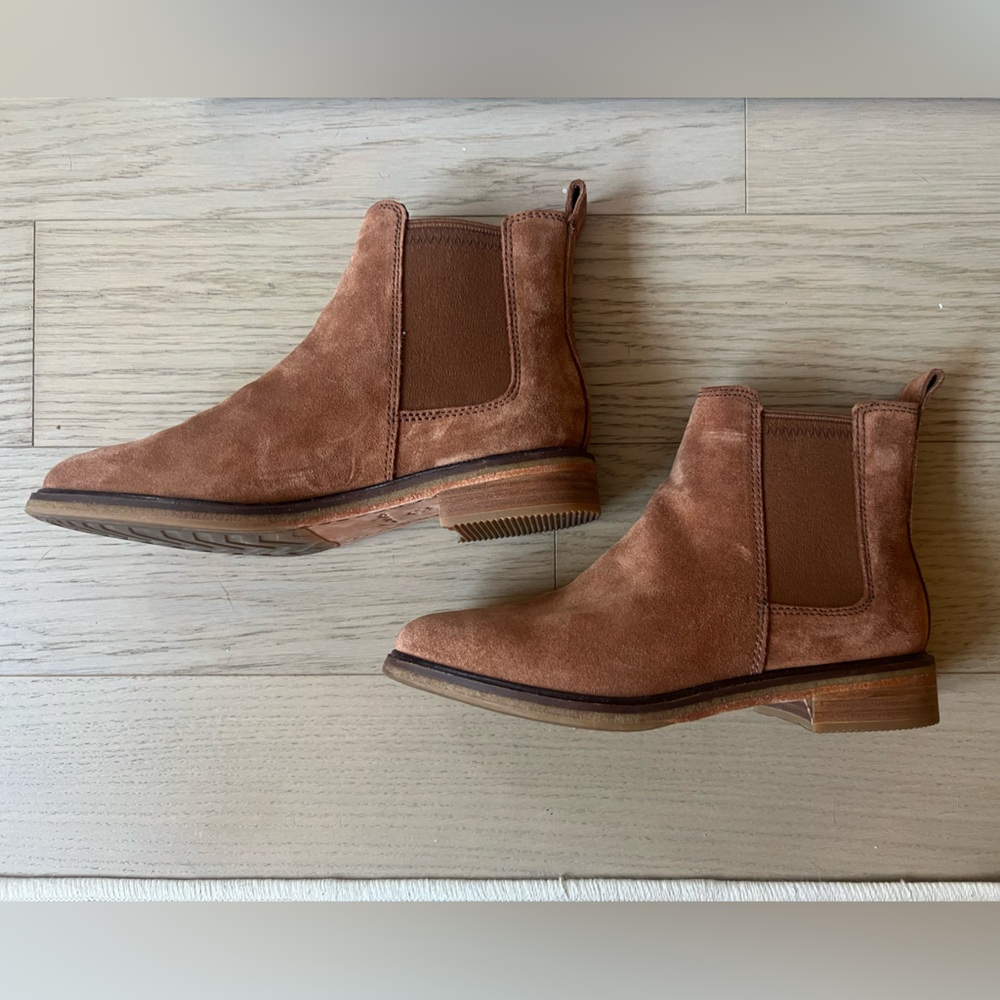 Clark’s Suede cognac brown Chelsea Boots unworn size US 8